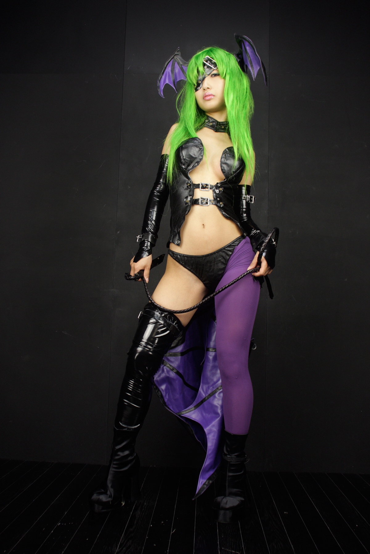 [Cosplay]  Darkstalkers  Morrigan with great body in latex